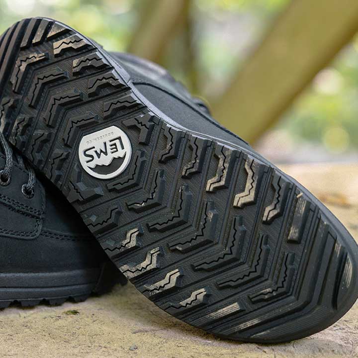 FULL RUBBER OUTSOLE WITH ZIG-ZAG SIPING