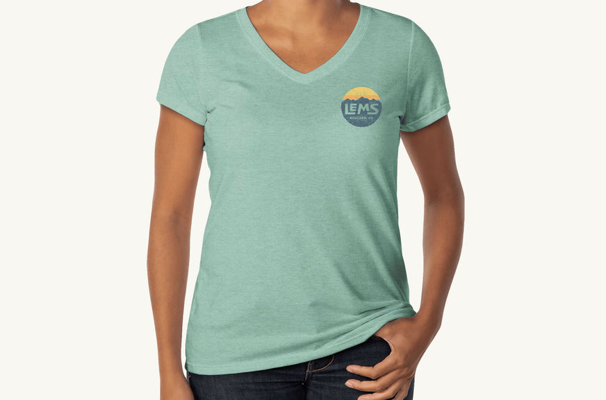 Lems Camiseta con logo y cuello en V para mujer - Seafoam
